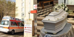 l quartiere Grotti, situato al confine tra i comuni di Nocera Inferiore e Nocera Superiore, piange per la grave e prematura scomparsa della piccola Giusy, una bambina si soli 7 anni che dal 2018 combatteva contro un brutto male. Il cordoglio Il comitato intercomunale di Grotti – si legge sulla pagina Facebook – “in segno di cordoglio e rispetto per l’immenso dolore ha richiesto al sindaco della Città di Nocera Inferiore, Manlio Torquato, il lutto rionale”. E' stata richiesta, quindi, la sospensione di ogni attività ludica e non essenziale per l'intera giornata di oggi. “Confidiamo nei valori e nel rispetto di ogni singolo cittadino del nostro quartiere. L' intero quartiere si stringe all' immenso dolore che ha colpito la famiglia del nostro amico Gianluca” concludono dal comitato.