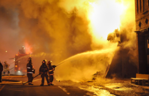 Napoli, paura a Fuorigrotta: va a fuoco una palestra, nessun ferito