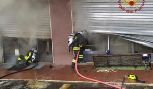 Paura al Vomero, incendio nel mercatino De Bustis distrugge due negozi