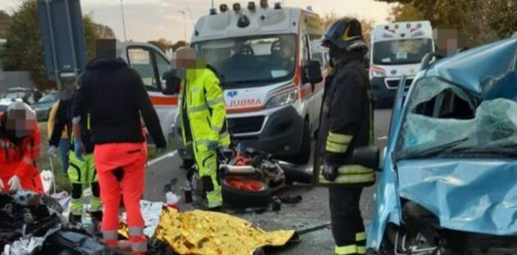 Dramma all'Acquedotto Carolino, auto urta una motocicletta: centauro sbalza dalla sella e muore