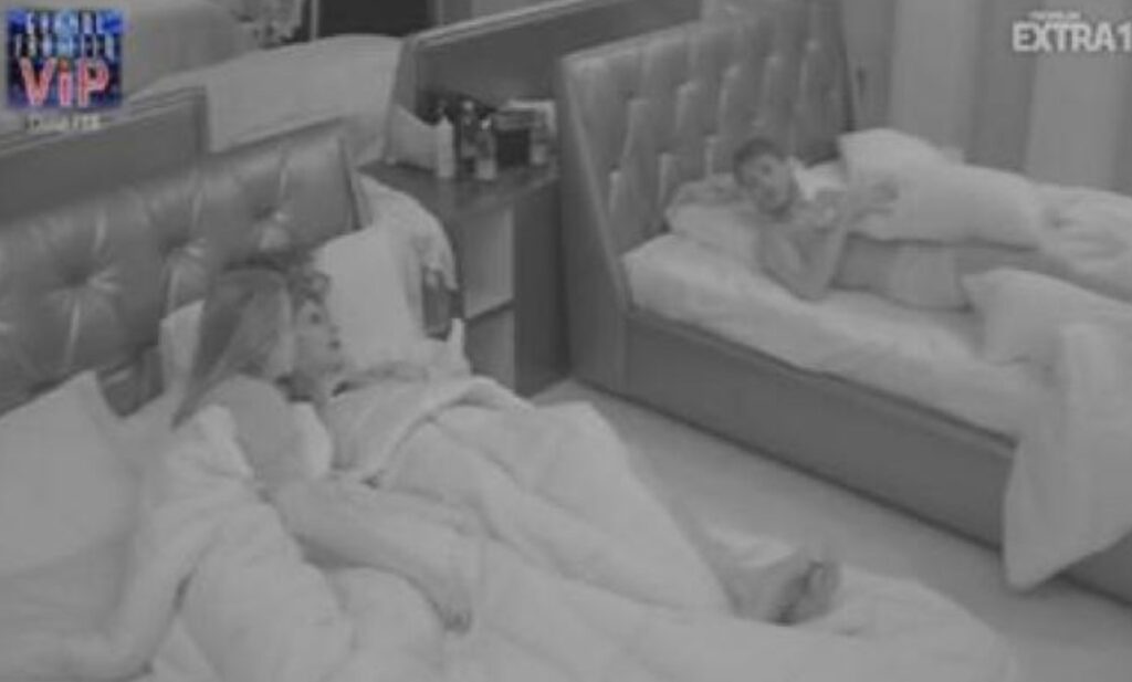 Incidente imbarazzante al Grande Fratello Vip: "Cos'è quella macchia?"