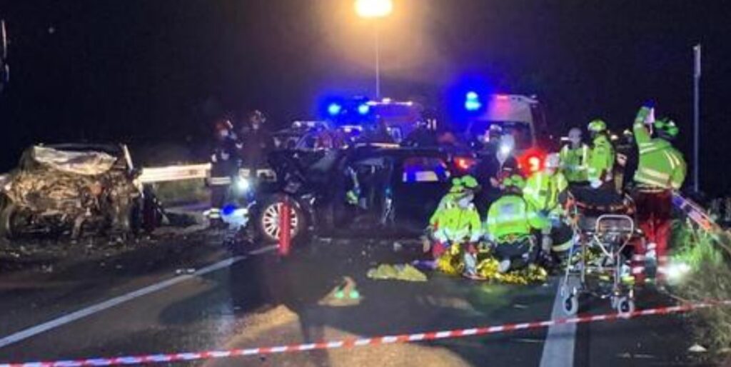 Drammatico incidente questa notte nel Beneventano, lungo la strada che collega Apice a Sant’Arcangelo Trimonte. Matteo, 23enne del posto, ha perso la vita. Feriti anche la fidanzata e il fratello della vittima, che viaggiavano con lui.
