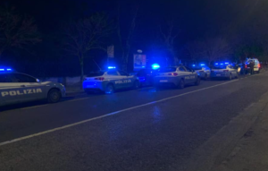 Paura in via Petrarca, motorino investe ragazza e si schianta con auto: tensioni con soccorsi