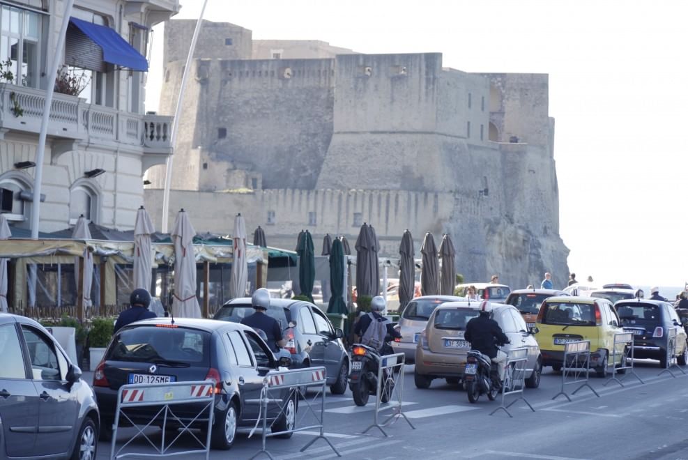 Napoli troppo inquinata, il sindaco vieta le auto e blocca la circolazione