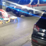 investe madre in retromarcia