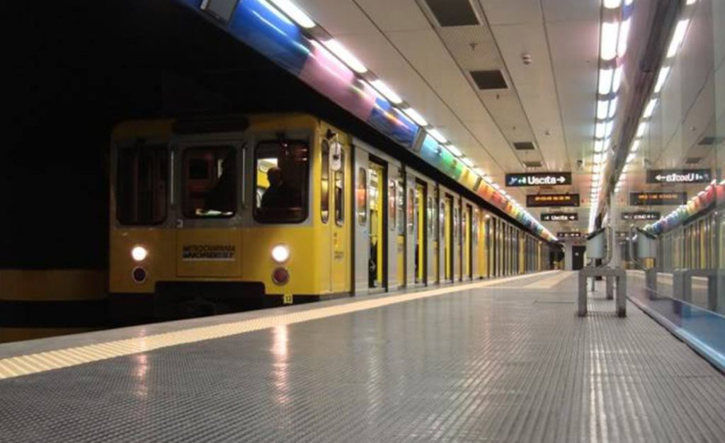 Uomo investito e ucciso da un treno nella stazione Toledo: circolazione limitata, soccorsi sul posto
