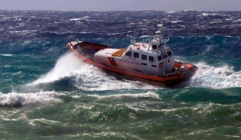 Paura a Ischia, uomo si tuffa in mare e non riemerge: recuperato tra le onde