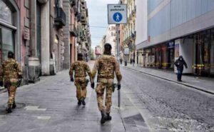 Allarme Coronavirus, i commercianti di Napoli chiedono lockdown: "Chiudere tutto per salvare Natale"