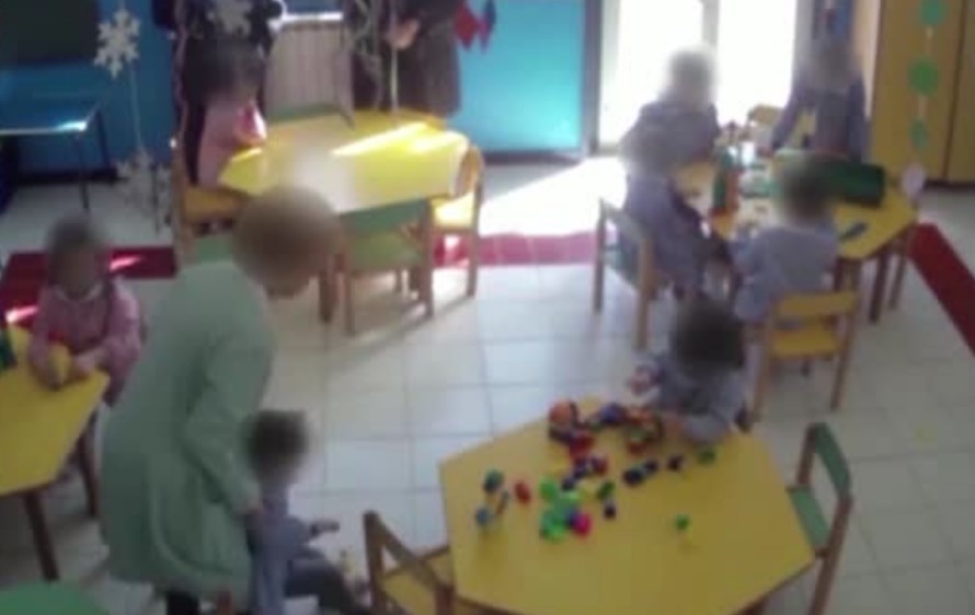 maestra asilo picchia alunni
