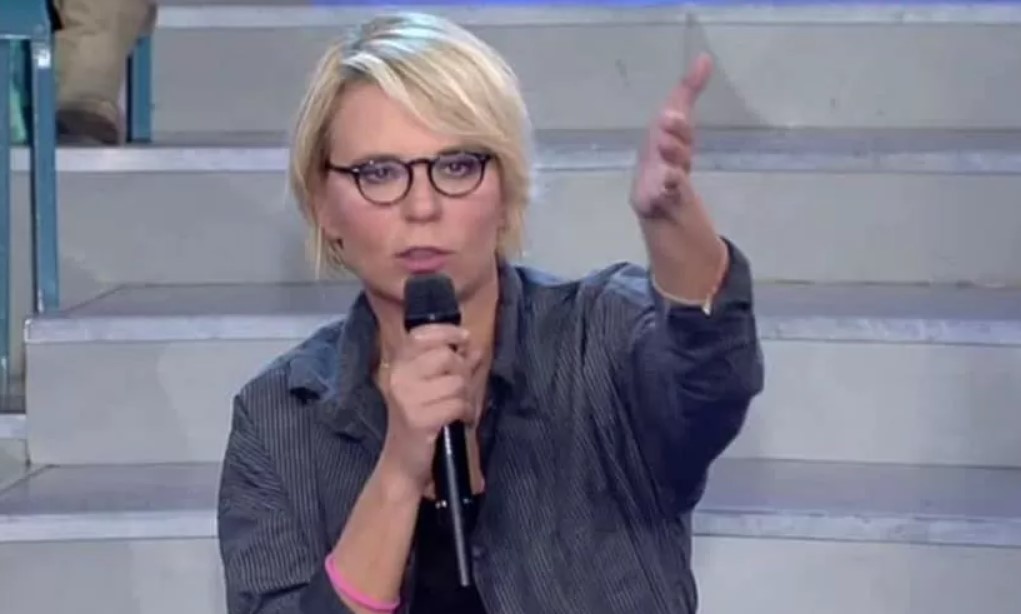 Maria De Filippi 'bacchetta' gli allievi in diretta: "La maggior parte di voi può prendere felpe e andarsene"