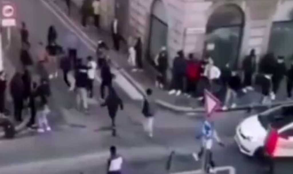 Maxi rissa a Parete, schizzi di sangue sull'asfalto e diversi feriti: intervengono Polizia e Carabinieri