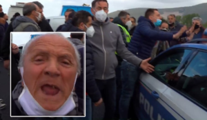 Crisi, i mercatali bloccano di nuovo l'autostrada A1. Manifestante in lacrime: "Siamo disperati"