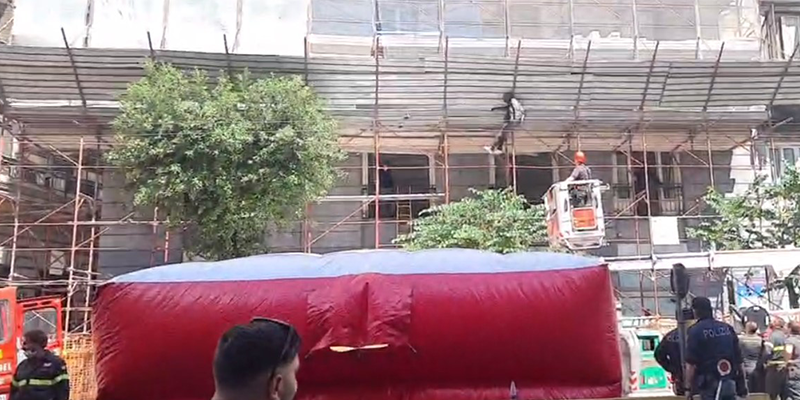 Paura a Corso Umberto, uomo si arrampica su impalcatura e minaccia di lanciarsi nel vuoto