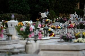 Tragedia di San Valentino, moglie muore sulla tomba del marito: