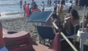 Dramma a Eboli, stroncato da un malore in spiaggia: muore ragazzo di 23 anni