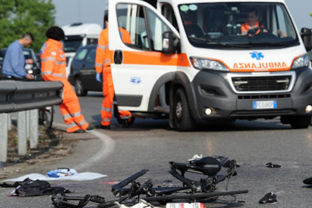 Un 30enne, originario di Napoli, e' in gravi condizioni dopo essere caduto in un burrone con la propria bicicletta all'interno del parco di Veio di via Monte della Statua, a Formello. Il giovane e' stato ritrovato alle 13.30 di oggi, dopo due ore di ricerche, dai carabinieri delle stazioni di Formello e Sacrofano. Il 30enne e' stato poi trasportato in elisoccorso al Policlinico Gemelli di Roma in codice rosso. (AGI)Rmc/Sim 081930 OCT 20 NNNN