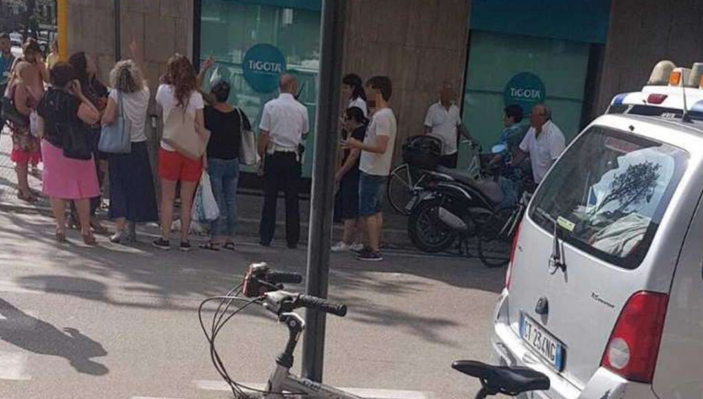 Dramma alla Riviera di Chiaia, cucciolo di Bracco insegue un gabbiano e precipita nel vuoto