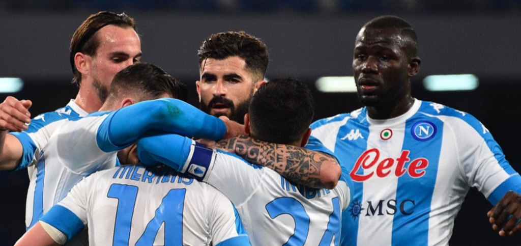 Il Napoli batte la Lazio 5 a 2, Mertens segna un gol capolavoro e scoppia in lacrime