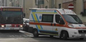neonato schiacciato su autobus muore
