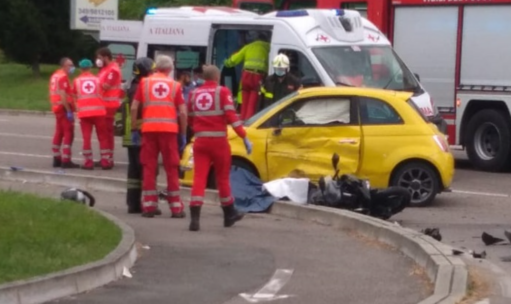 Dramma a Nocera Inferiore, giovane di 18 anni muore in un incidente in scooter: grave l'amico che era con lui