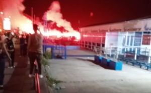 Il lungomare di Napoli si accende per ricordare Ciro Esposito, la città si tinge di rosso