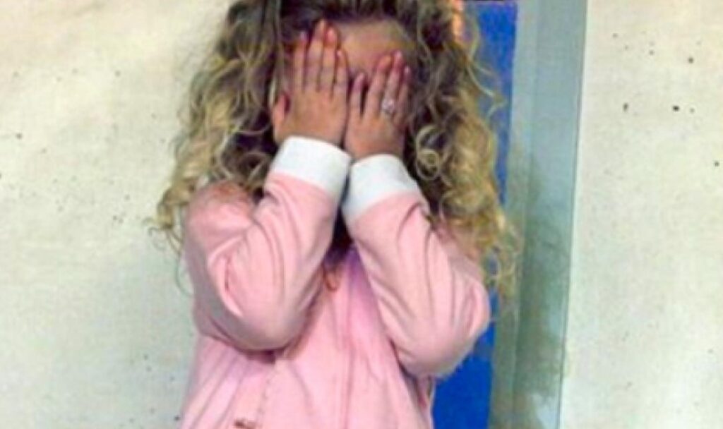 padre abusa della figlia