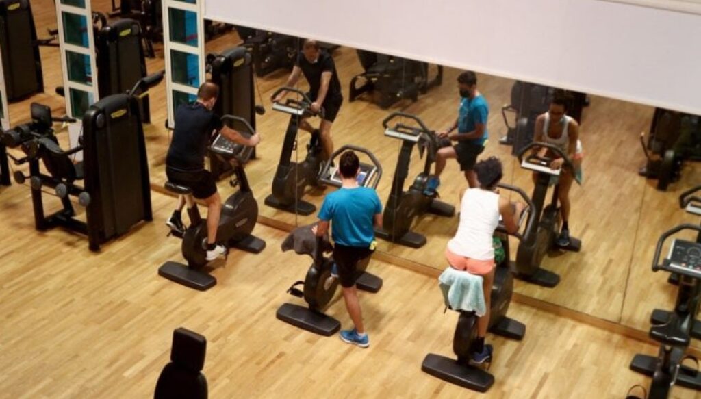 Palestra aperta a Casoria, persone dentro ad allenarsi nonostante i divieti