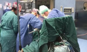 partorisce bimba morta