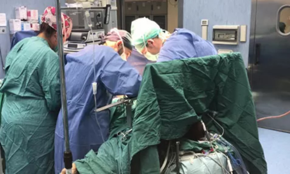 partorisce bimba morta