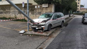 Follia nel Napoletano, picchia la moglie in auto e schianta contro un palo: "Aiutatemi, presto"