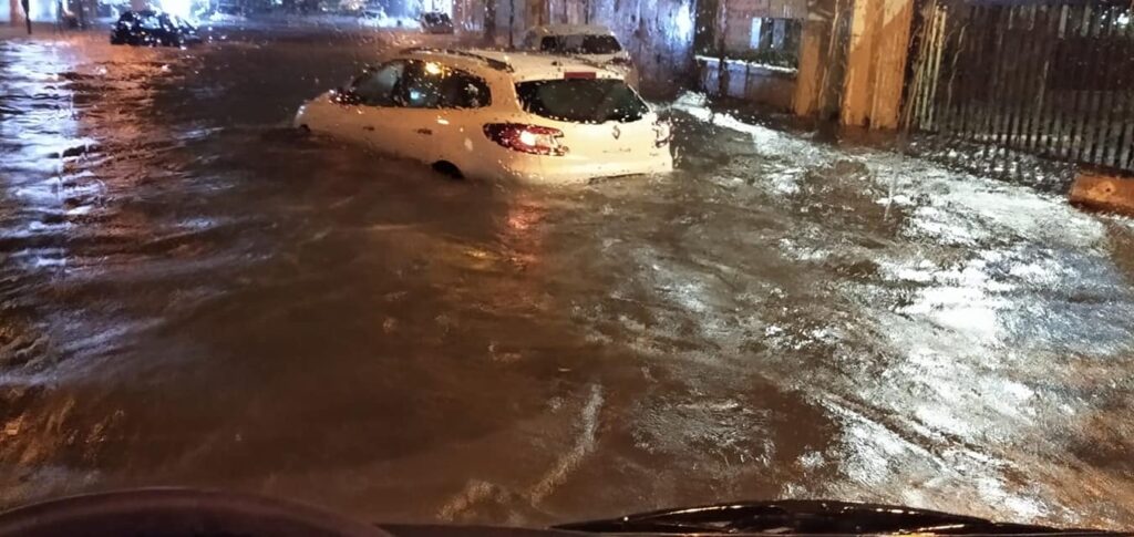 Bomba d'acqua a Casal di Principe, autista salva famiglia con due bimbe intrappolata