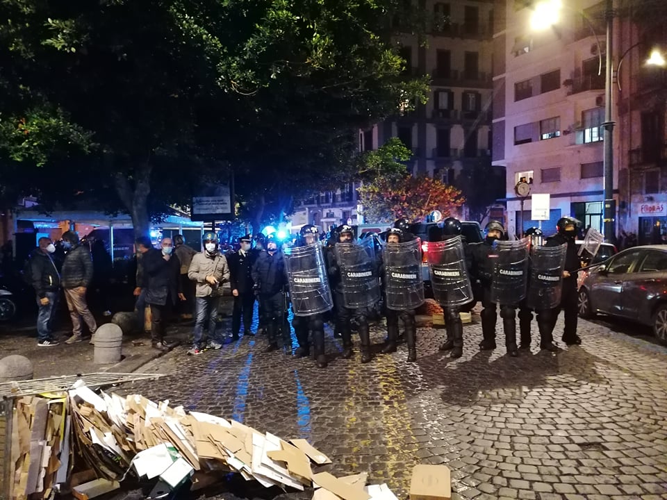 Barricata a Santa Lucia, i manifestanti urlano alla polizia: "Lottate con noi"