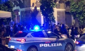 Napoli, Polizia interviene per assembramenti: ragazzo aggredisce agenti