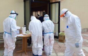 Bacoli, positivo al Covid-19 esce più volte di casa: il sindaco lo denuncia