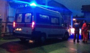 precipita nel vuoto e muore