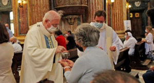 Follia nel Napoletano, prete schiaffeggiato mentre dà la comunione: "Vergognoso"