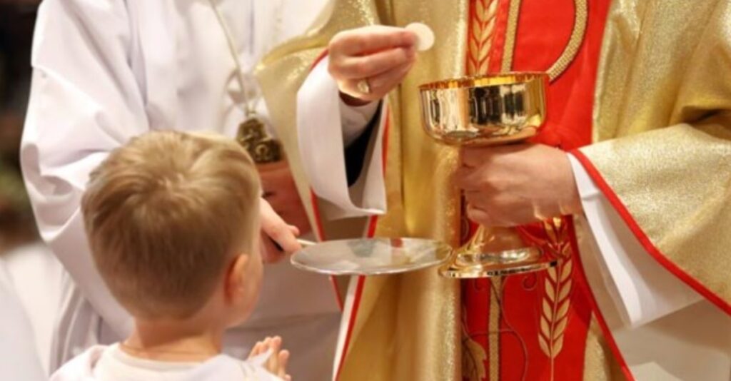 Vergogna a Napoli, comunione vietata a bimbo autistico: "E'incapace di intendere e di volere"