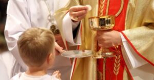 Vergogna a Napoli, comunione vietata a bimbo autistico: "E'incapace di intendere e di volere"