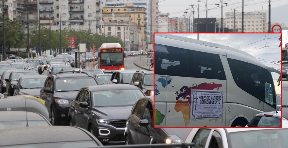 Panico a via Marina, bus turistici invadono città per protesta: traffico paralizzato