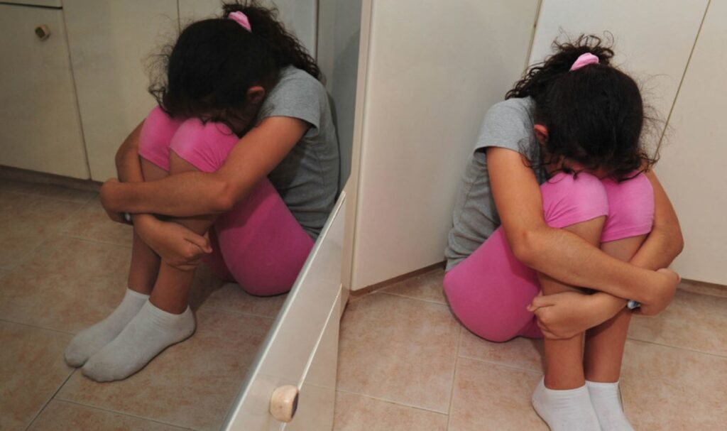 Ragazzina di 12 anni violentata da amici dei genitori durante il lockdown, erano ospiti in casa