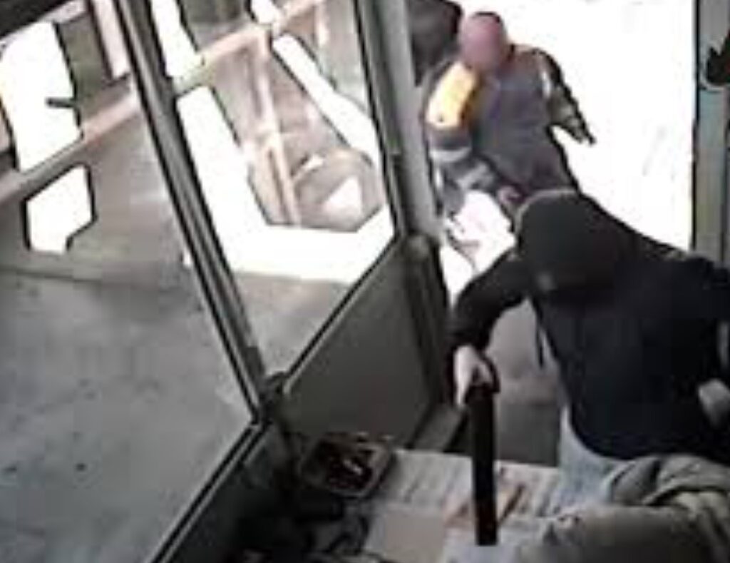 Rapina in una pizzeria di Casandrino, il ladro fa fuoco e ferisce il proprietario e un dipendente