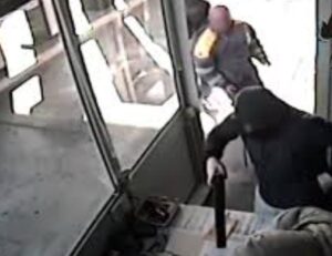 Rapina in una pizzeria di Casandrino, il ladro fa fuoco e ferisce il proprietario e un dipendente