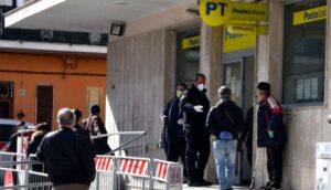 Paura alle Poste, si traveste da carabiniere e rapina l'ufficio: via con 28mila euro n