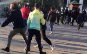 Napoli, scoppia rissa in strada: padre e figlio feriti con un'arma da taglio