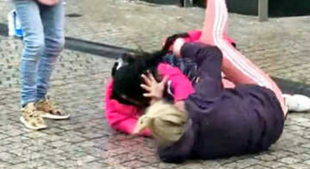 rissa tra donne torre del greco