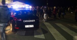 Un giovane di 23 anni e' stato ferito in maniera grave con colpi d'arma da fuoco nel quartiere di Ponticelli alla periferia di Napoli. Secondo le prime notizie dei carabinieri, il giovane si trovava davanti ad un bar quando e' stato raggiunto dai colpi. E' ora ricoverato in prognosi riservata nell'Ospedale del Mare.