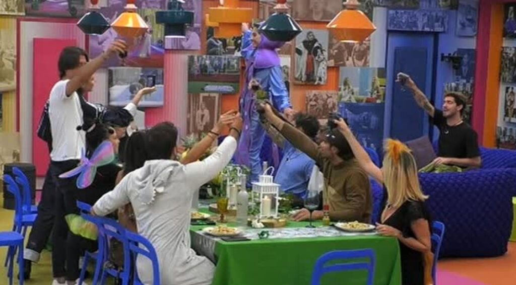 Festa al Grande Fratello Vip, situazione "degenera": "Leviamo i microfoni per sciopero"