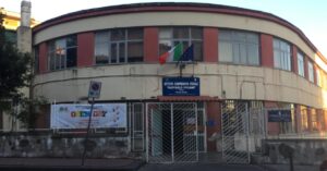 Napoli, il paradosso della scuola Orazio: classi accorpate all'epoca del Covid-19