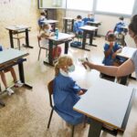 De Luca fa un passo indietro: “Da lunedì i bimbi delle elementari tornano in classe”