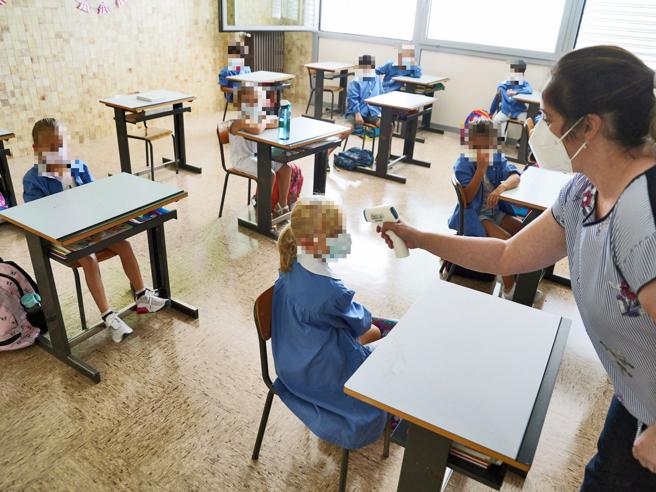 De Luca fa un passo indietro: “Da lunedì i bimbi delle elementari tornano in classe”